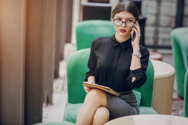 Gözlüklü esmer güzel