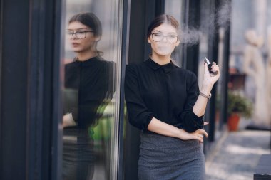 Gözlüklü esmer güzel