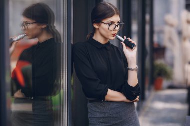 Gözlüklü esmer güzel