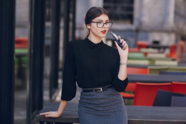 Gözlüklü esmer güzel