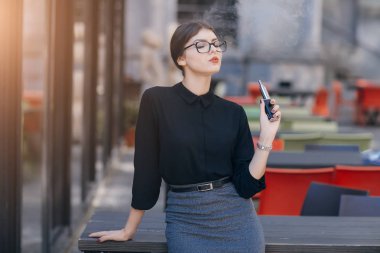 Gözlüklü esmer güzel