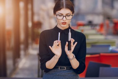 Gözlüklü esmer güzel