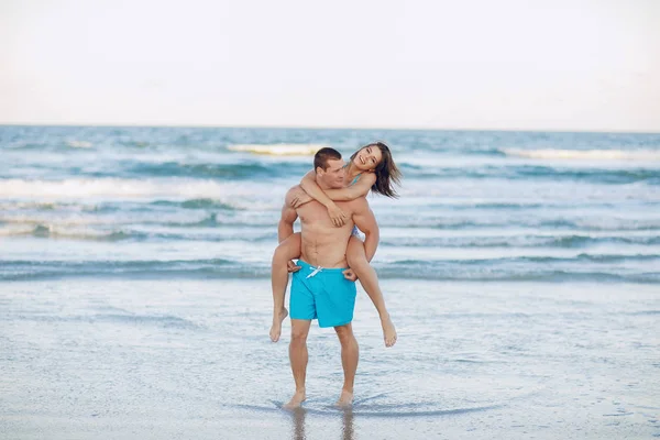 Beautiful couple on the beach — Stock Photo, Image