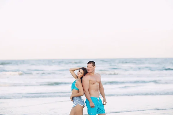Hermosa pareja en la playa —  Fotos de Stock