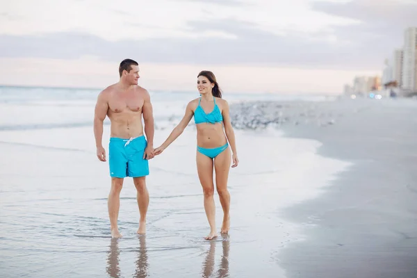 Belo casal na praia — Fotografia de Stock