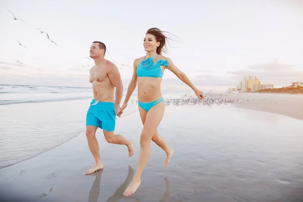 Bella coppia sulla spiaggia — Foto Stock