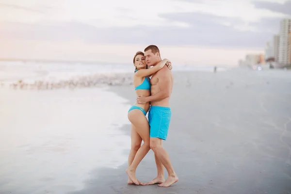 Hermosa pareja en la playa — Foto de Stock