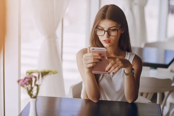 Hermosa morena con gafas — Foto de Stock