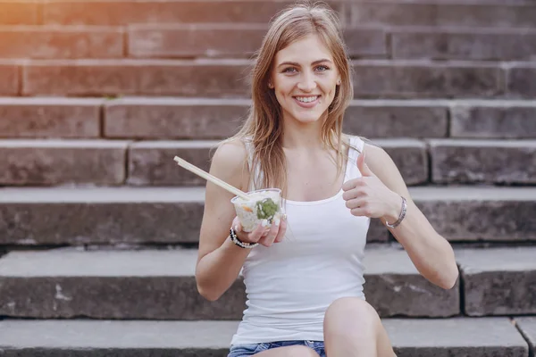 Diät Essen schöne Mädchen — Stockfoto