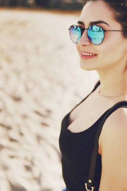 Kız bir ata binmek hazırlanıyor