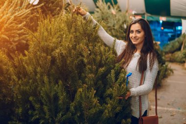 kız ve Noel ağacı