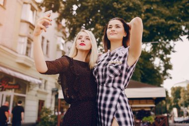 sokakta güzel kızlar