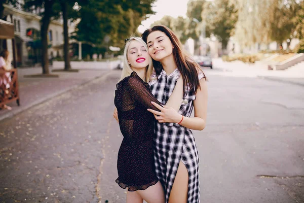 Hermosas chicas en la calle — Foto de Stock