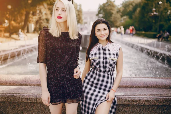 Schöne Mädchen auf der Straße — Stockfoto