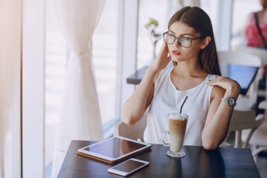 Gözlüklü esmer güzel