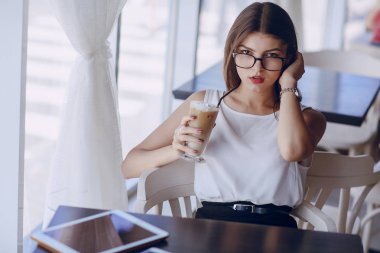 Gözlüklü esmer güzel