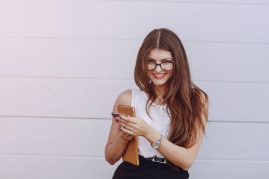 Gözlüklü esmer güzel