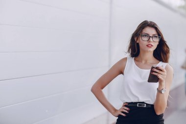 Gözlüklü esmer güzel