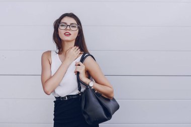 Gözlüklü esmer güzel