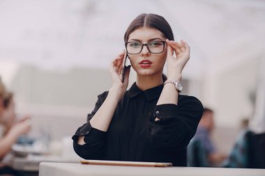 Gözlüklü esmer güzel