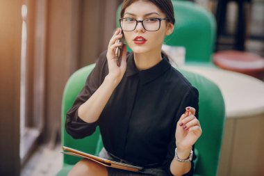 Gözlüklü esmer güzel