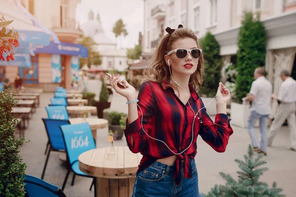 Pin-up girl on the street — Stock Photo, Image