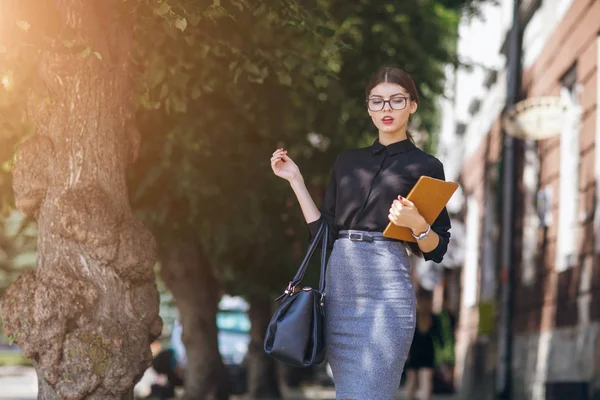 Mooie Brunette met glazen — Stockfoto