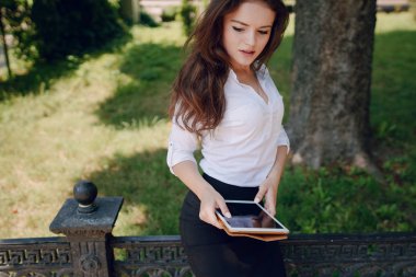 iş kadını becerikli alet sahiptir