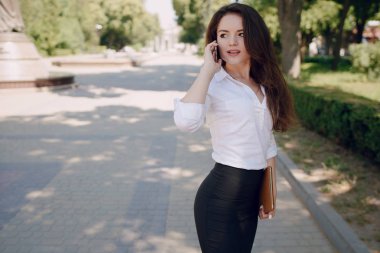 iş kadını becerikli alet sahiptir