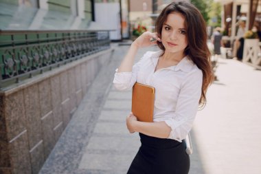 iş kadını becerikli alet sahiptir