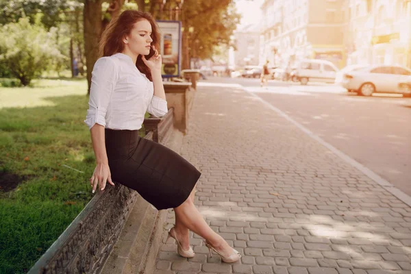 Mujer de negocios disfruta de gadgets — Foto de Stock