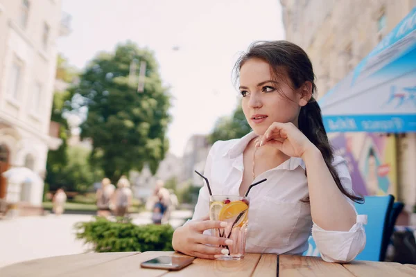 Obchodní žena se těší miniaplikace — Stock fotografie