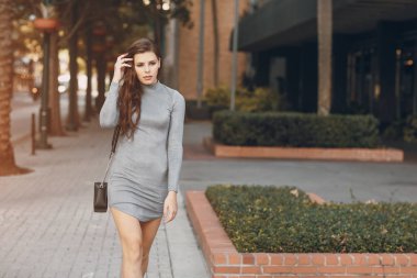 Sokaktaki güzel kız