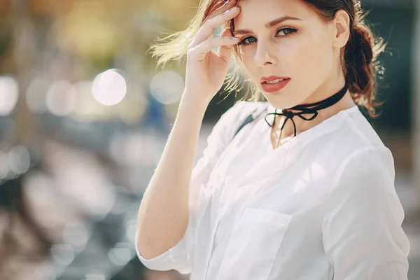 Menina bonita na rua — Fotografia de Stock