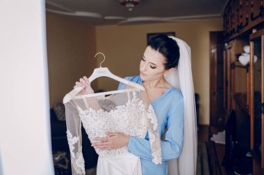 Gelin beyaz elbise ile