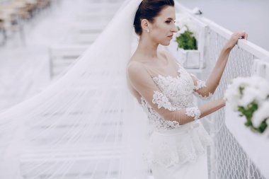 Beyaz elbisesi içinde gelin