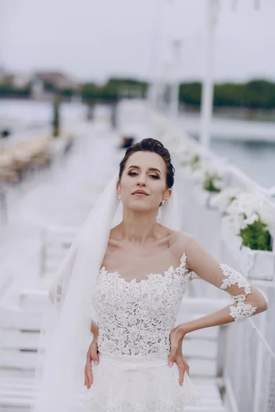 Νύφη με λευκό φόρεμα — Φωτογραφία Αρχείου