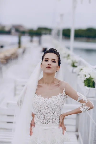 Noiva em vestido branco — Fotografia de Stock