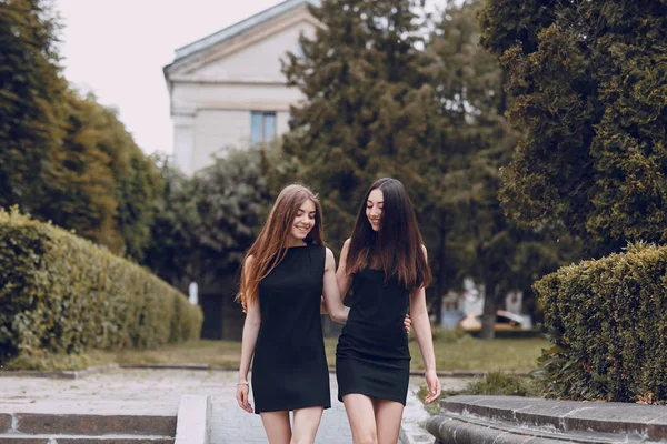 Δύο όμορφα κορίτσια — Φωτογραφία Αρχείου