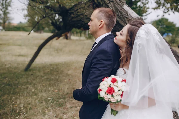 Casal no dia do casamento — Fotografia de Stock