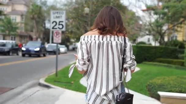 Chica en la calle — Vídeos de Stock