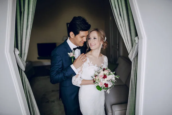 Невесты в двери — стоковое фото