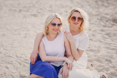 Kızlar İkizler dışarı