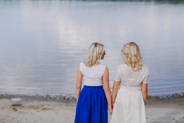 Kızlar İkizler dışarı