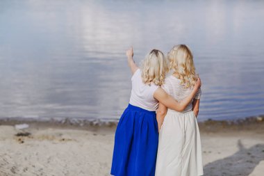 Kızlar İkizler dışarı