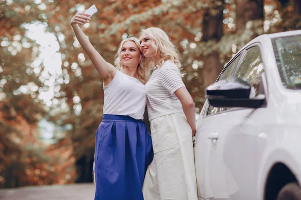 Girls twins out — Stock Photo, Image