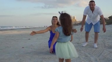 Sahilde güzel aile