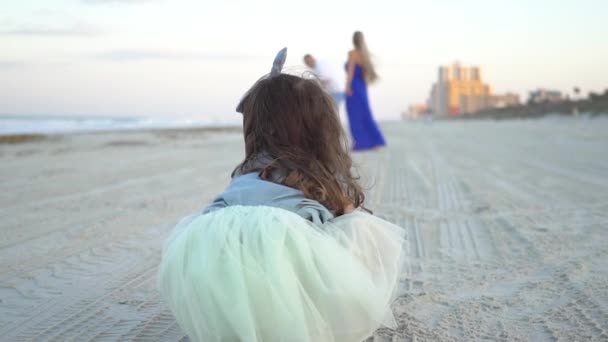 해변에서 아름 다운 가족 — 비디오
