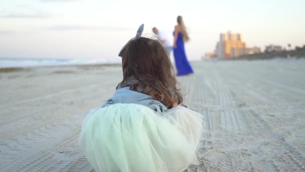 Hermosa familia en la playa — Vídeo de stock