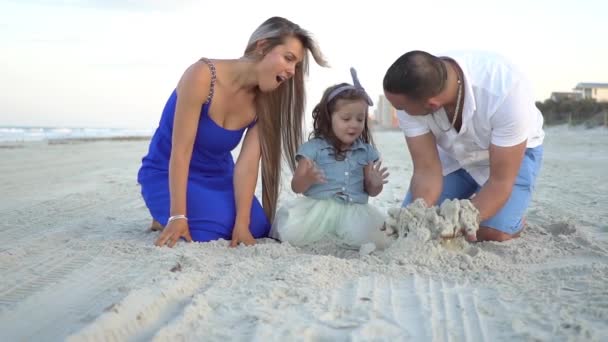 Hermosa familia en la playa — Vídeos de Stock